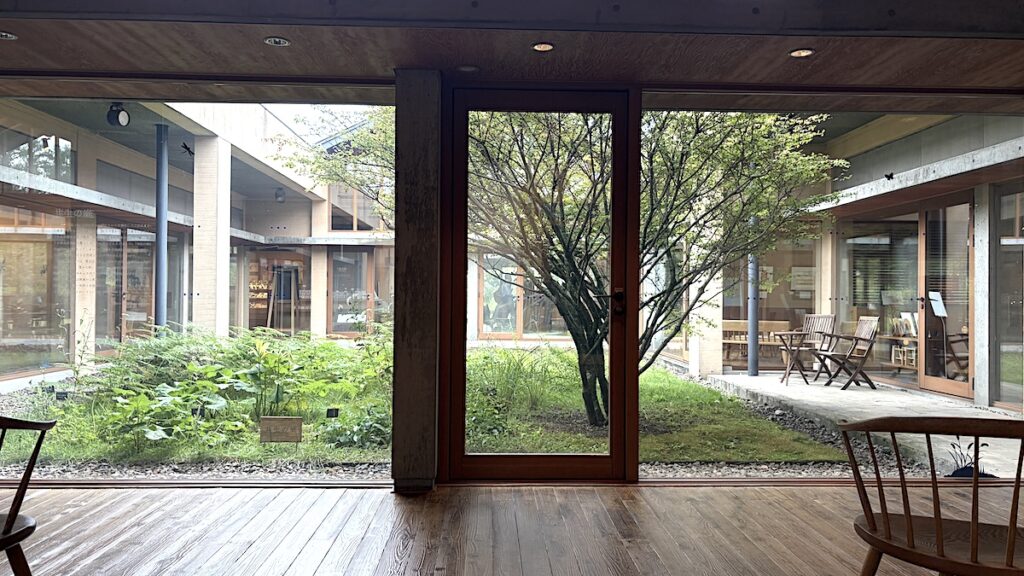 ちひろ美術館・中庭
